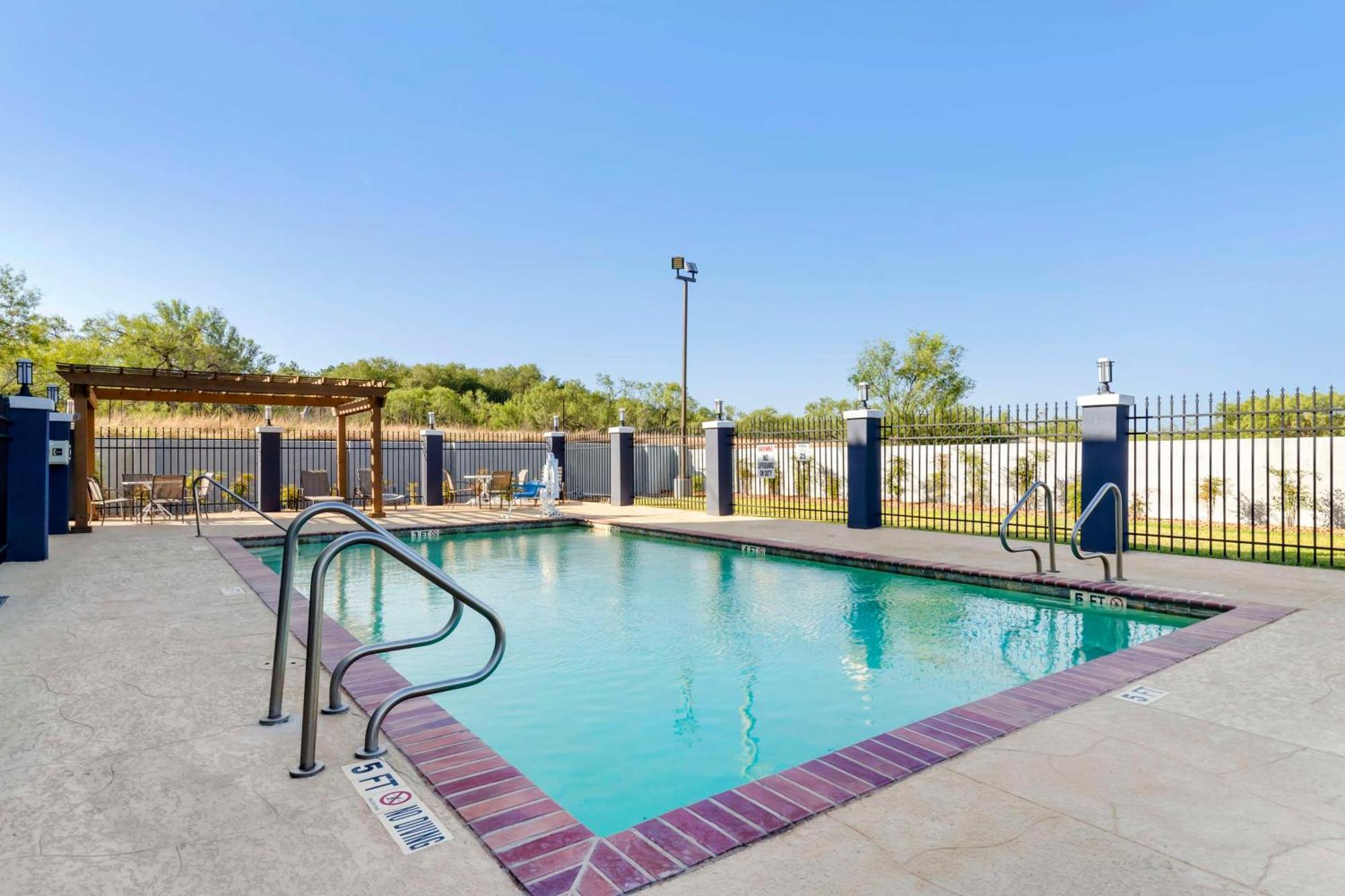 Best Western Plus Pleasanton Hotel Экстерьер фото